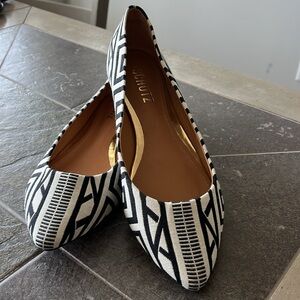NWOT Schultz Tecido Art Deco Flats Size 7B